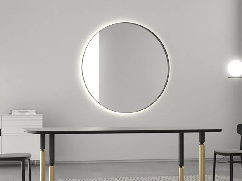 Specchio FullMoon di grandi dimensioni con cornice in metallo di Minotti Italia