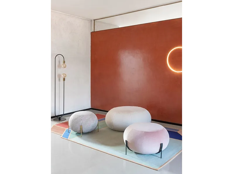 Pouf tondo in tessuto imbottito con base in metallo Geo di Saba