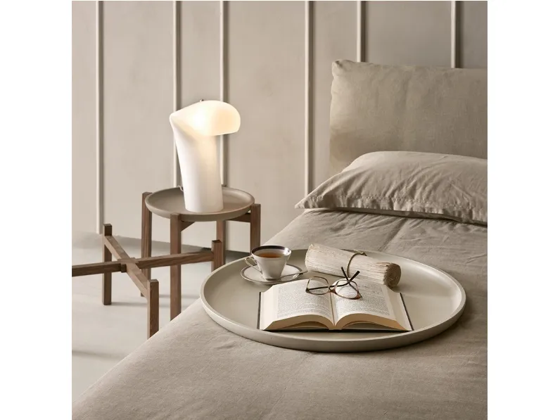 Tavolino Gong in massello di frassino con vassoio rimovibile di Pacini e Cappellini