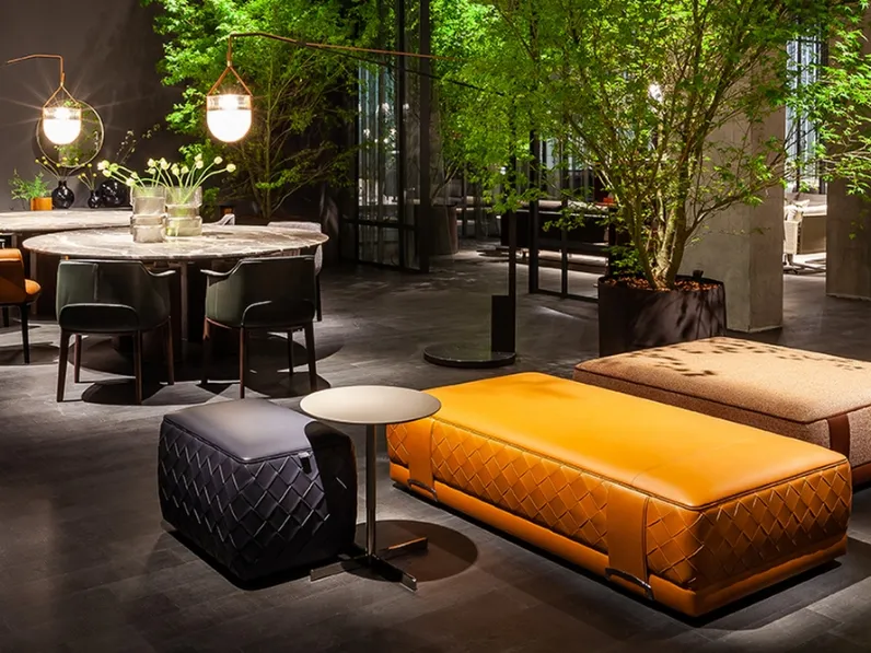 Pouf Grant in pelle o pelle e tessuto di Poltrona Frau