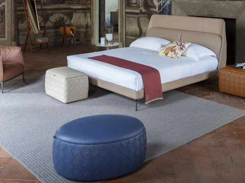 Pouf ovale o versione contenitore in pelle Grant di Poltrona Frau