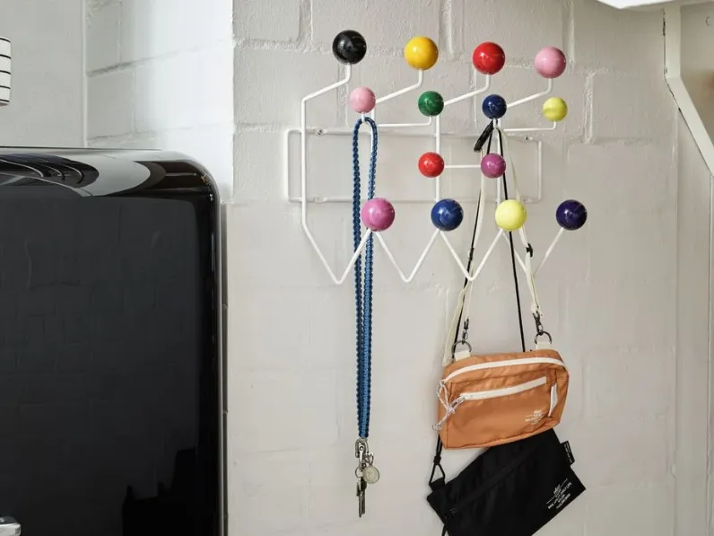 Appendiabiti in metallo con pomoli in legno colorato Hang it all di Vitra