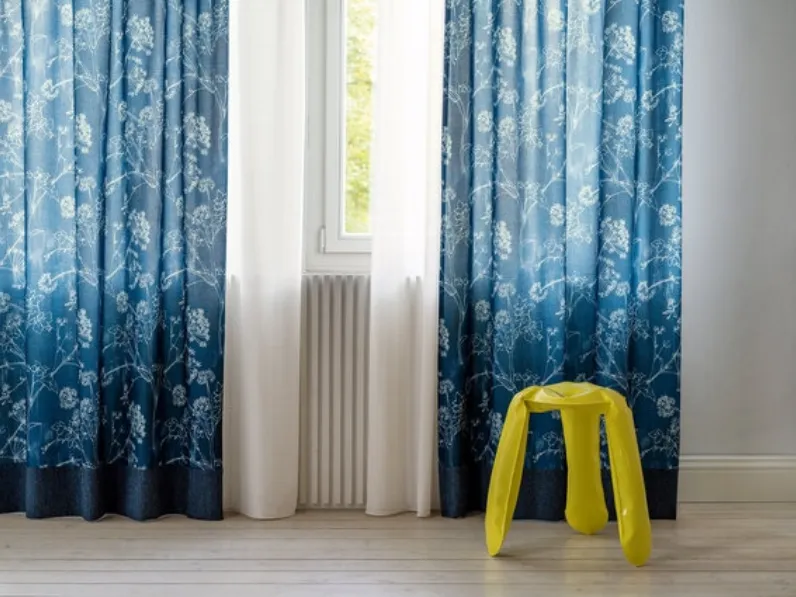 Tenda moderna con elemento floreale su fondo colorato Harvest di Ado