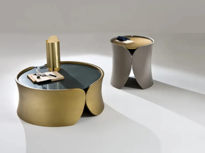 Tavolini Hugs con top in marmo o legno di Laura Meroni