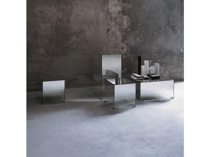 Tavolini Illusion a forma di parallelepipedo con piano con finitura a specchio e fianchi a specchio sfumato digradante realizzati in cristallo extralight di Glas Italia