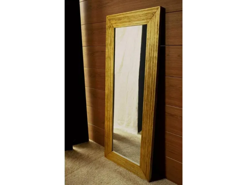 Specchiere da terra con cornice in legno di Larice scavato e spazzolato con finitura in foglia oro Inca di Milanomondo