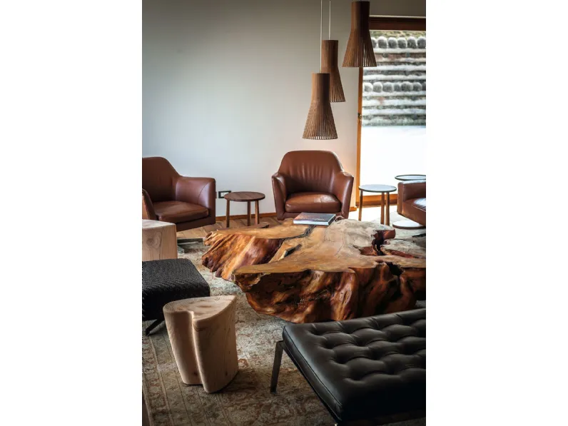 Tavolino di design Kauri Stump in massello di Kauri con piedini in ferro di Riva1920