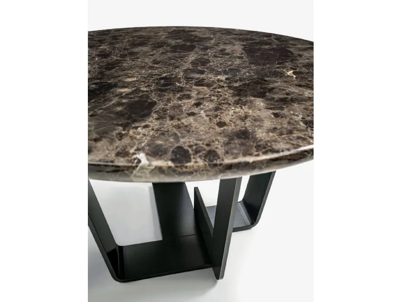 Tavolino rotondo Kohi Marble con top in marmo e base in ferro di Riva1920