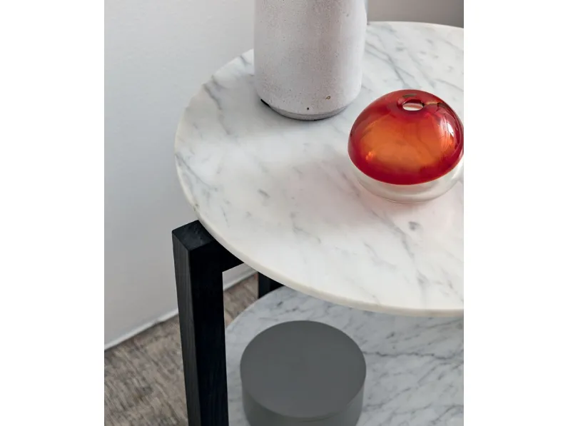 Tavolino Lanzo con top in marmo bianco Carrara e struttura in frassino tinto di Oggioni