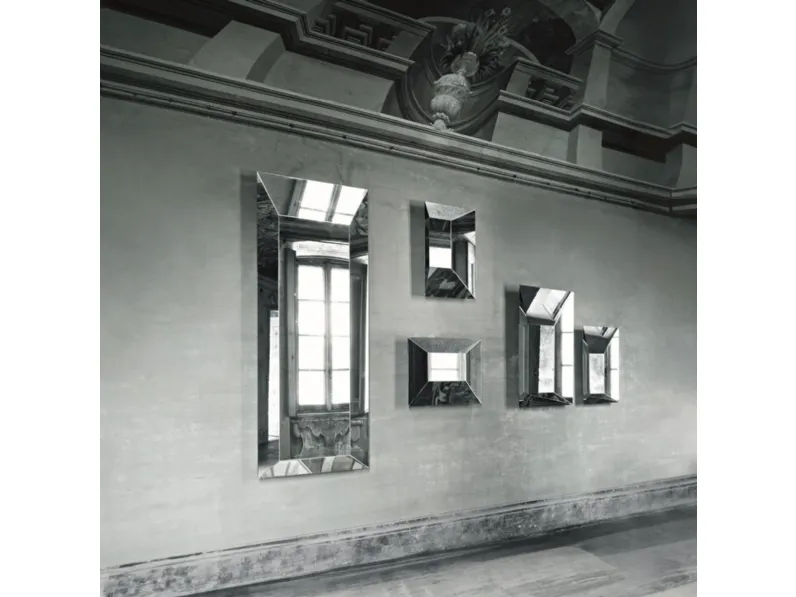 Specchi Leon Battista a forma di sfondato prospettico, disponibile in tre diverse misure di Glas Italia