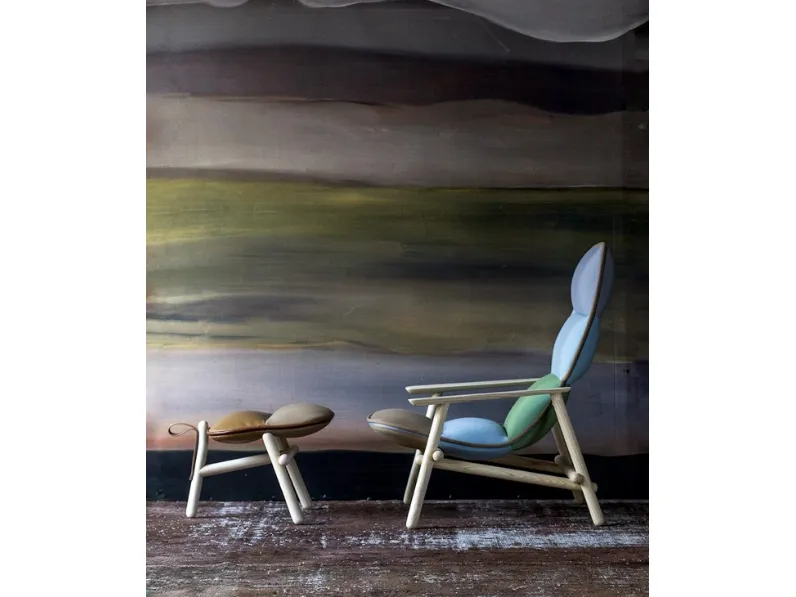 Pouf in pelle con basamento in frassino Lilo di Moroso