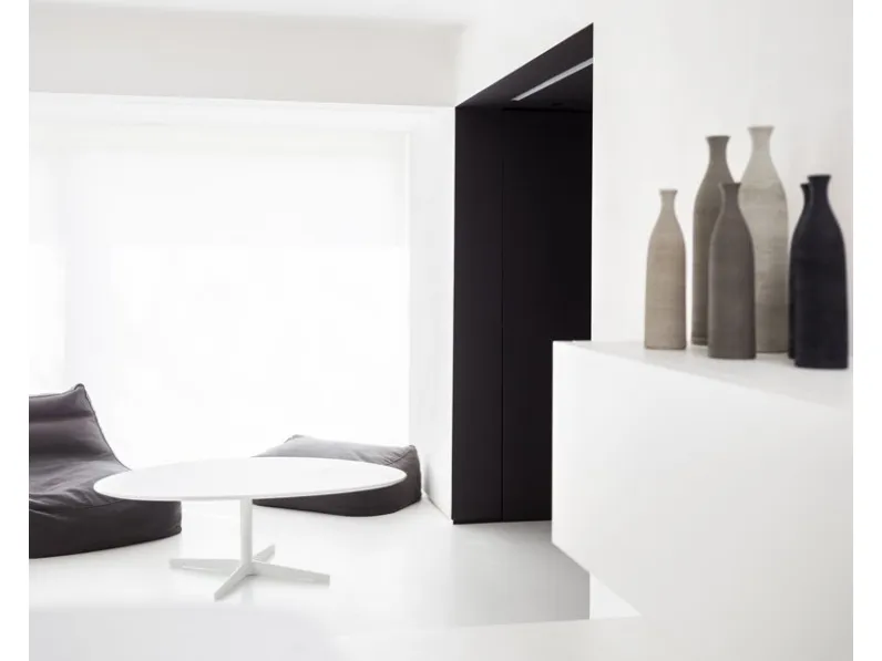 Tavolino Lunar in MDF laccato bianco e gamba in acciaio verniciato di Domitalia