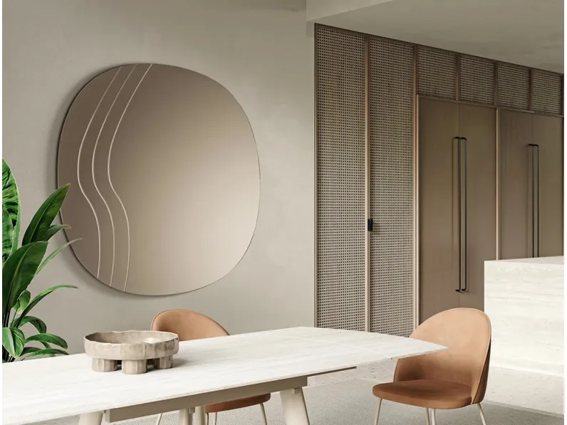Specchio sagomato con incisioni laterali a onda Luxe di Ikone Casa