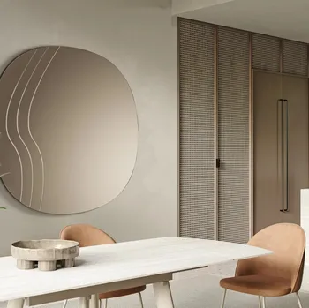 Specchio sagomato con incisioni laterali a onda Luxe di Ikone Casa