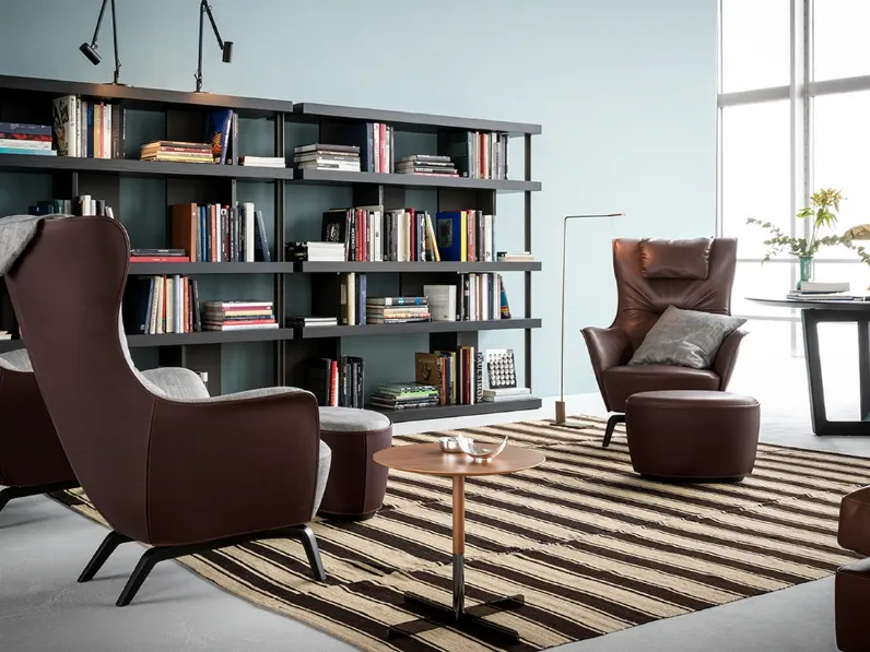 Pouf Mamy Blue realizzato in pelle o pelle e tessuto di Poltrona Frau