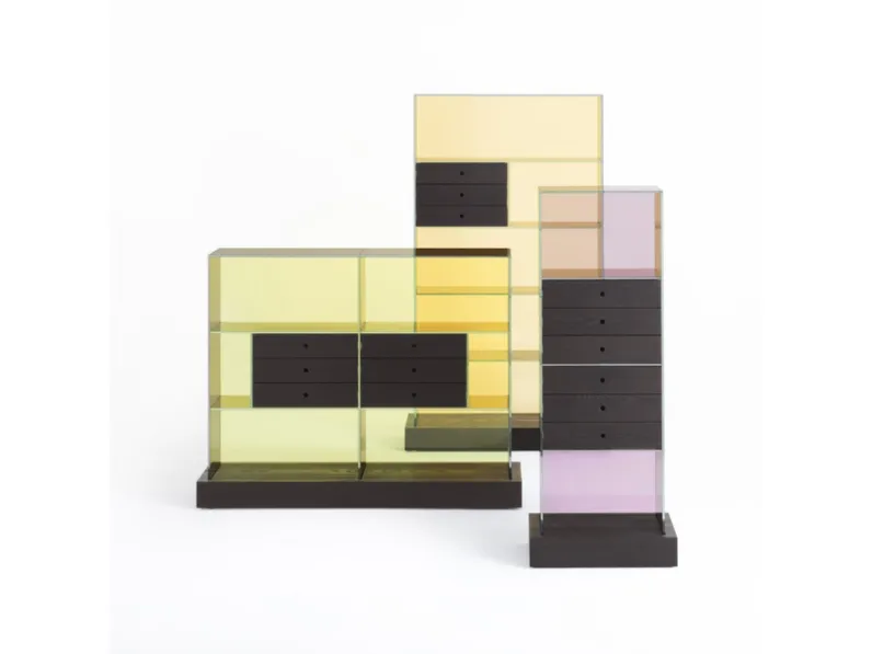 Mobili conteniori Mandarin in cristallo colorato con cassetti e base in massello di Frassino colore Moro di Glas Italia