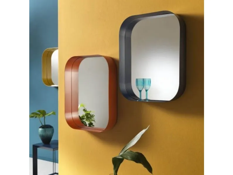 Specchio dagli angoli arrotondati, incorniciato da una pratica e colorata mensola Diletta di Memedesign