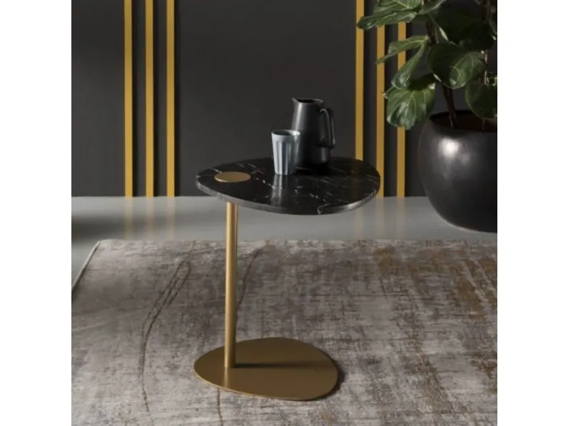 Tavolino con top in marmo dalla forma irregolare e struttura in acciaio dorato Hug di Memedesign
