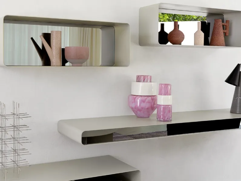 Mensole formate da una lastra di metallo curvata in maniera armonica Foglio di Flou