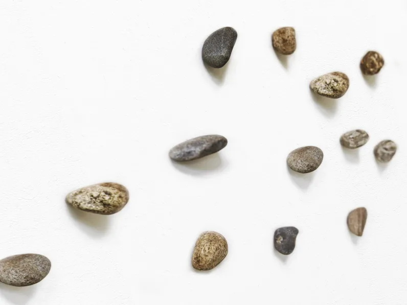 Appendiabiti Meteore in Sasso di Arenaria di Minotti Italia