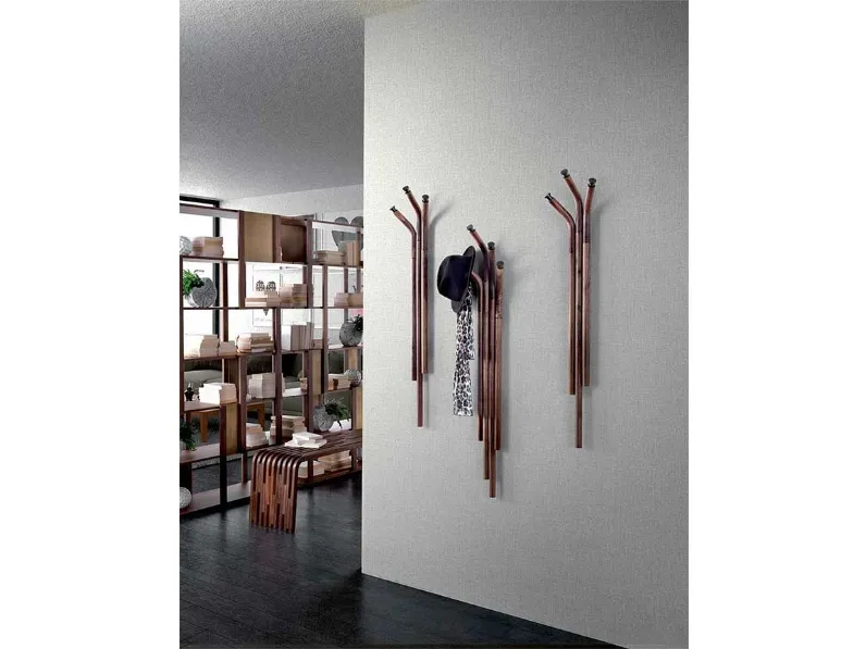 Appendiabiti di design a muro in massello di Noce Canaletto Mikado di Pacini e Cappellini