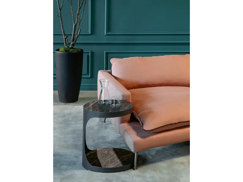 Tavolino Modì con top e base in gres porcellanato e struttura in acciaio verniciato di Tonin Casa