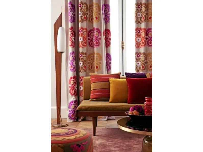 Tenda dai colori vivaci con divano Mona di Manuel Canovas