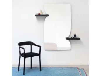 Lo Specchio Morphed di Magis integra mensole per un design funzionale ed elegante.