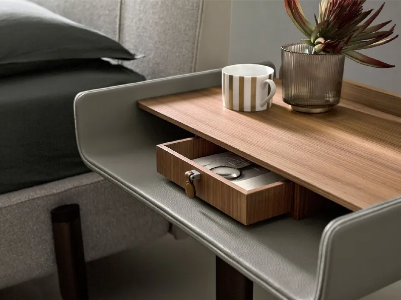 Tavolino in legno e pelle con piedistallo in metallo bronzato e ottone Nara di Bodema