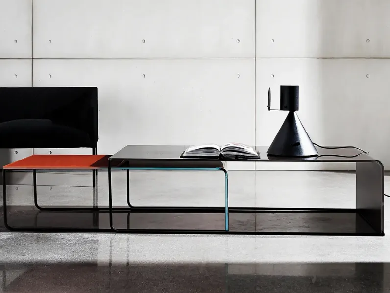 Tavolini Nido bassi in vetro curvato con struttura in metallo di Sovet