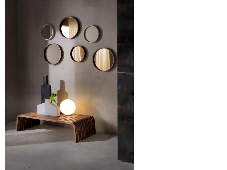 Specchio rotondo in colorazione naturale o bronzato con cornice in legno di frassino Oblò di Pacini e Cappellini