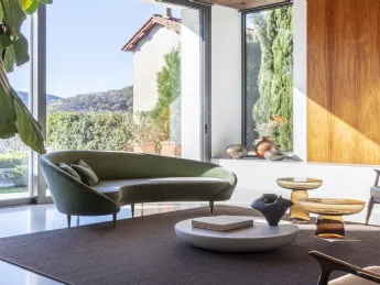 Il tavolino Olo Glass di Mogg unisce design moderno e versatilità, perfetto per arricchire ogni ambi
