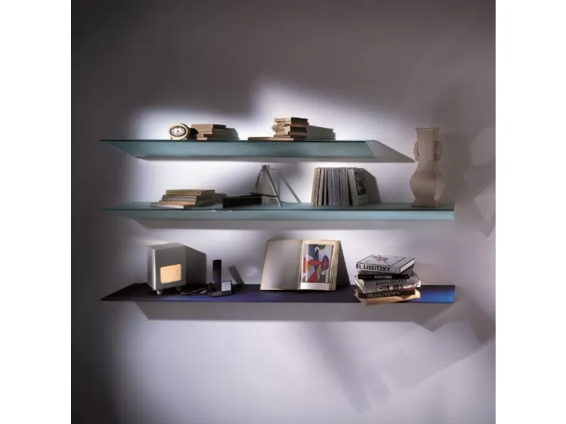 Mensola On in cristallo sorretta da un cuneo in metallo di Glas Italia