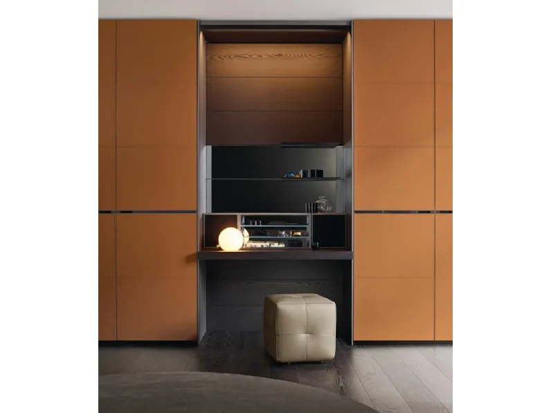 Pouf Onda rivestito in pelle di Poliform