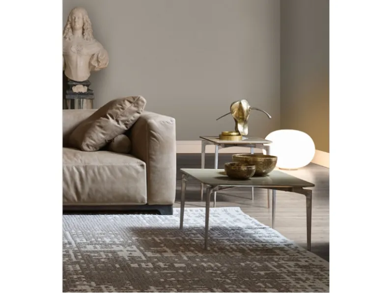 Tavolino quadrato Orion con top in MDF laccato opaco e gambe in fusione di alluminio di Alivar