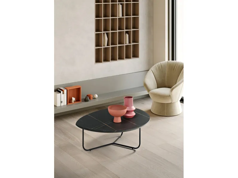 Tavolino Oya con piano sagomato in MDF e struttura in metallo verniciato di Ikone Casa