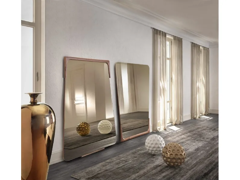 Specchiera di design dalla forma sagomata con cornice in massello di Noce Canaletto Destiny di Pacini e Cappellini