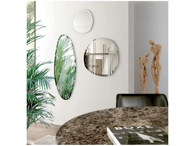 Specchi con bordo bisellato a mano in 3 dimensioni nella finitura naturale o bronzata Stone di Pacini e Cappellini