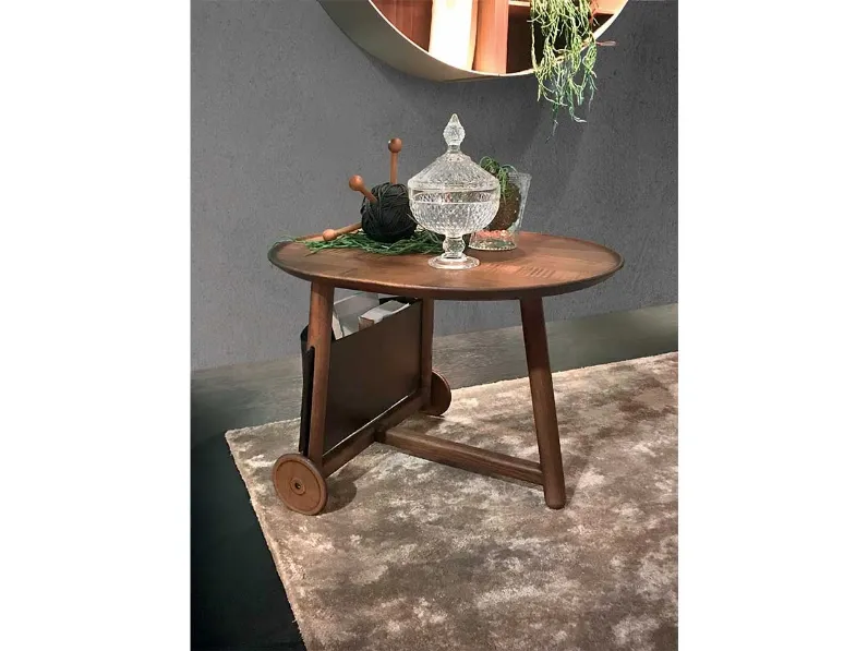 Tavolino carrellino con ruote in massello di frassino e portariviste in cuoio Time di Pacini e Cappellini