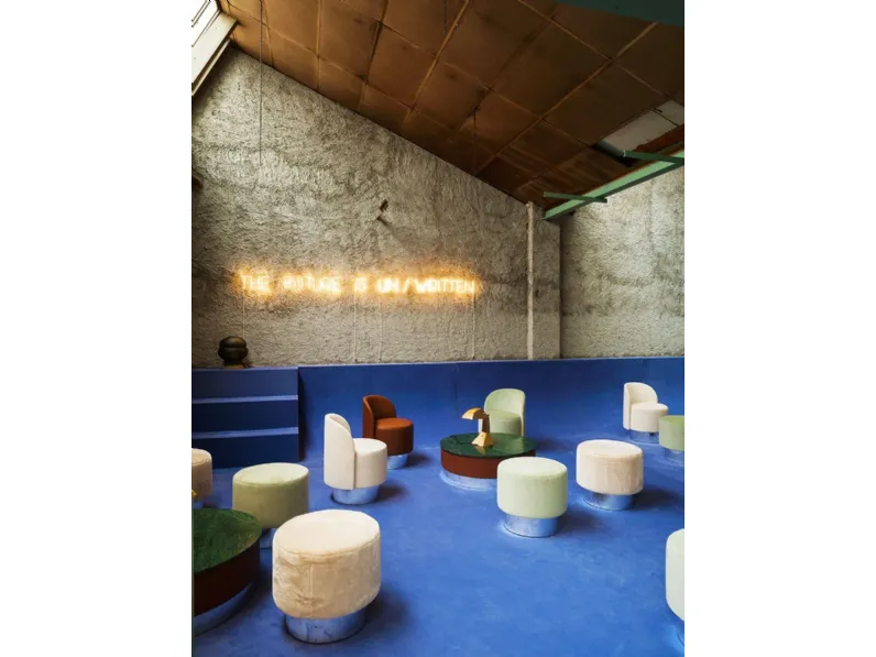 Pouf Pastilles Ottoman in tessuto con base in laminato di Tacchini