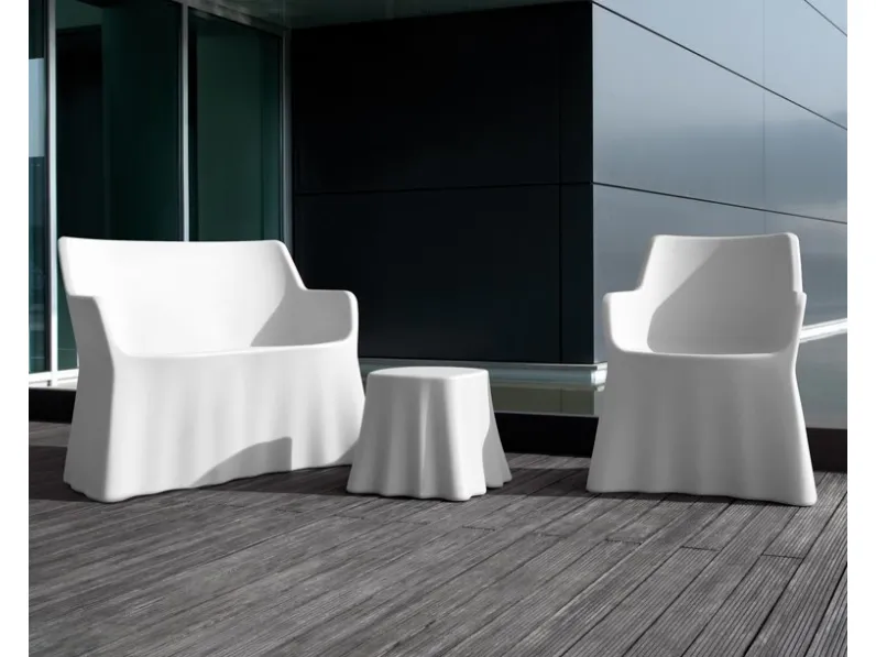 Tavolino Casper in polietilene, adatto anche per esterno, di Domitalia