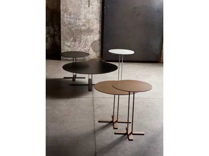 Tavolino in MDF laccato e base in metallo Più di Saba