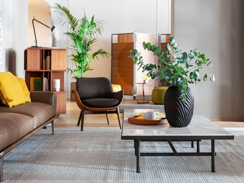 Tavolino Pierre con top in marmo Calacatta Oro e base in metallo di Poltrona Frau