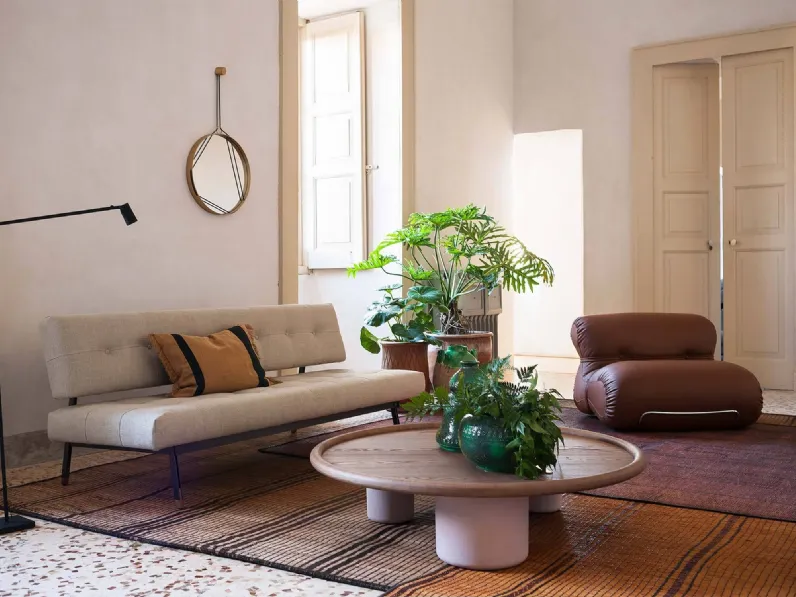 Tavolino in legno massello con gambe in cemento Pluto di Tacchini