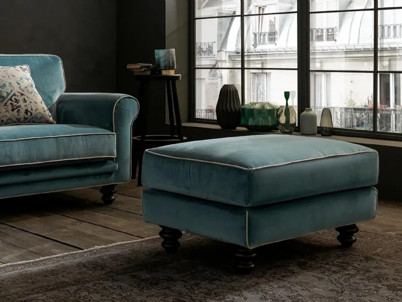 Pouf classico in tessuto con piedini in legno Poema di DHome