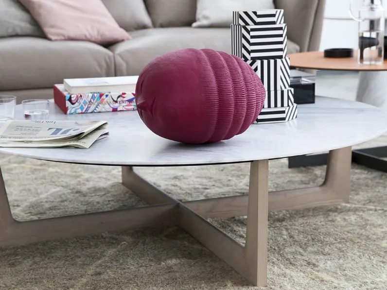 Tavolino rotondo Ilary con top in marmo e base in multistrato di Betulla di Poltrona Frau