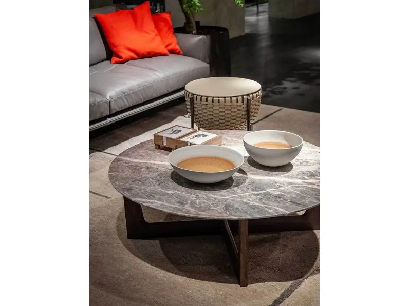 Tavolino rotondo Ilary con top in marmo e base in multistrato di Betulla di Poltrona Frau