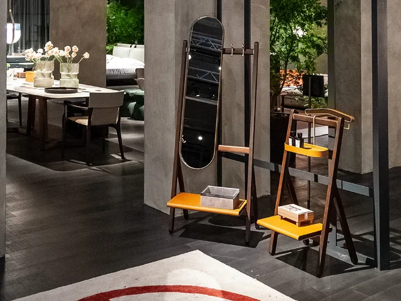 Appendiabiti Ren in legno e pelle con o senza specchio di Poltrona Frau