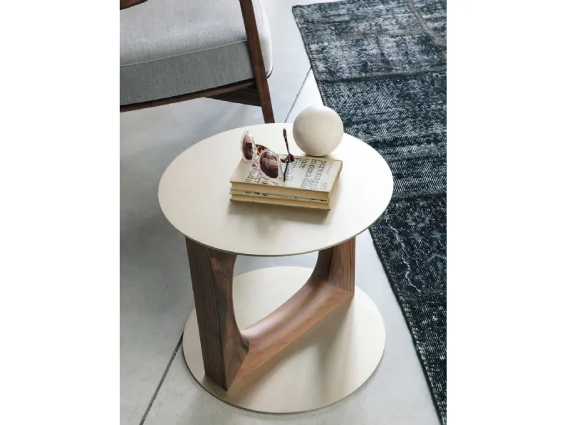 Tavolino di design con supporto centrale in massello di noce canaletta e piano e base in metallo Tenco di Porada