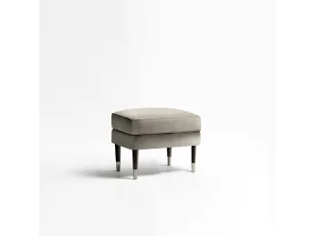 Il pouf Byron 60 di Tosconova definisce un angolo di eleganza e comfort con la sua forma compatta e 